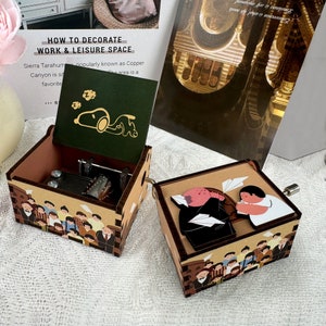 Geburtstagsgeschenk Kundenspezifische geschnitzte Handgekurbelte Anime-Holzspieluhr personalisierte einzigartige Holzfilmspieluhrgeschenke für Sie für Jungenmädchen