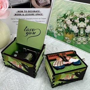 Geburtstagsgeschenk Individuell geschnitzte Handgekurbelte Anime-Holzspieluhr personalisierte einzigartige Filmholzspieluhrgeschenke für Sie für Jungenmädchen