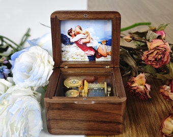 Benutzerdefinierte Spieluhr mit Bild Vintage Music Box Hochzeitsgeschenke Jahrestag Geschenke für Frau Kundengerechte hölzerne Spieluhr für Kinder