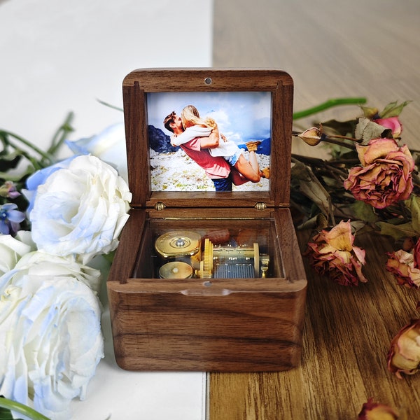 Benutzerdefinierte Spieluhr mit Bild Vintage Music Box Hochzeitsgeschenke Jahrestag Geschenke für Frau Kundengerechte hölzerne Spieluhr für Kinder