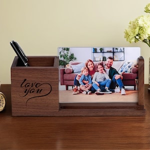 Regalo de cumpleaños Marco de fotos de madera grabado personalizado Portalápices / Organizador de escritorio, Portalápices, Almacenamiento de madera / Regalo de aniversario y graduación