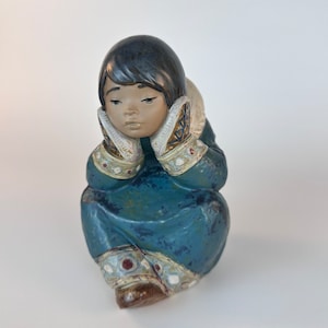 Lladro Stamped Porcelain Pensive Eskimo Girl Figure, 16 cm.