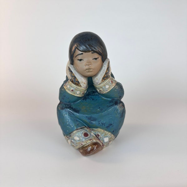 Figurine esquimau pensive en porcelaine estampée Lladro, 16 cm.