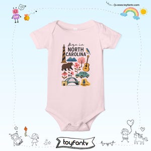 Mono infantil con iconos del estado de Carolina del Norte: faro, oso, guitarra y monumentos costeros imagen 2