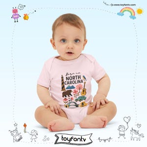 Mono infantil con iconos del estado de Carolina del Norte: faro, oso, guitarra y monumentos costeros imagen 4