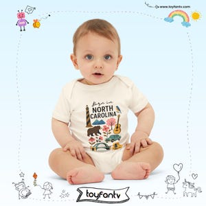 Mono infantil con iconos del estado de Carolina del Norte: faro, oso, guitarra y monumentos costeros imagen 11