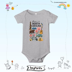 Mono infantil con iconos del estado de Carolina del Norte: faro, oso, guitarra y monumentos costeros imagen 13