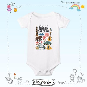 Mono infantil con iconos del estado de Carolina del Norte: faro, oso, guitarra y monumentos costeros imagen 6
