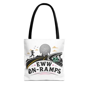 Peut inclure: Un sac fourre-tout blanc avec des anses noires arborant une impression graphique représentant un coureur sur une route menant à une structure en dôme géodésique. Le motif inclut un panneau routier vert ON-RAMP et le texte EWW ON-RAMPS en noir.