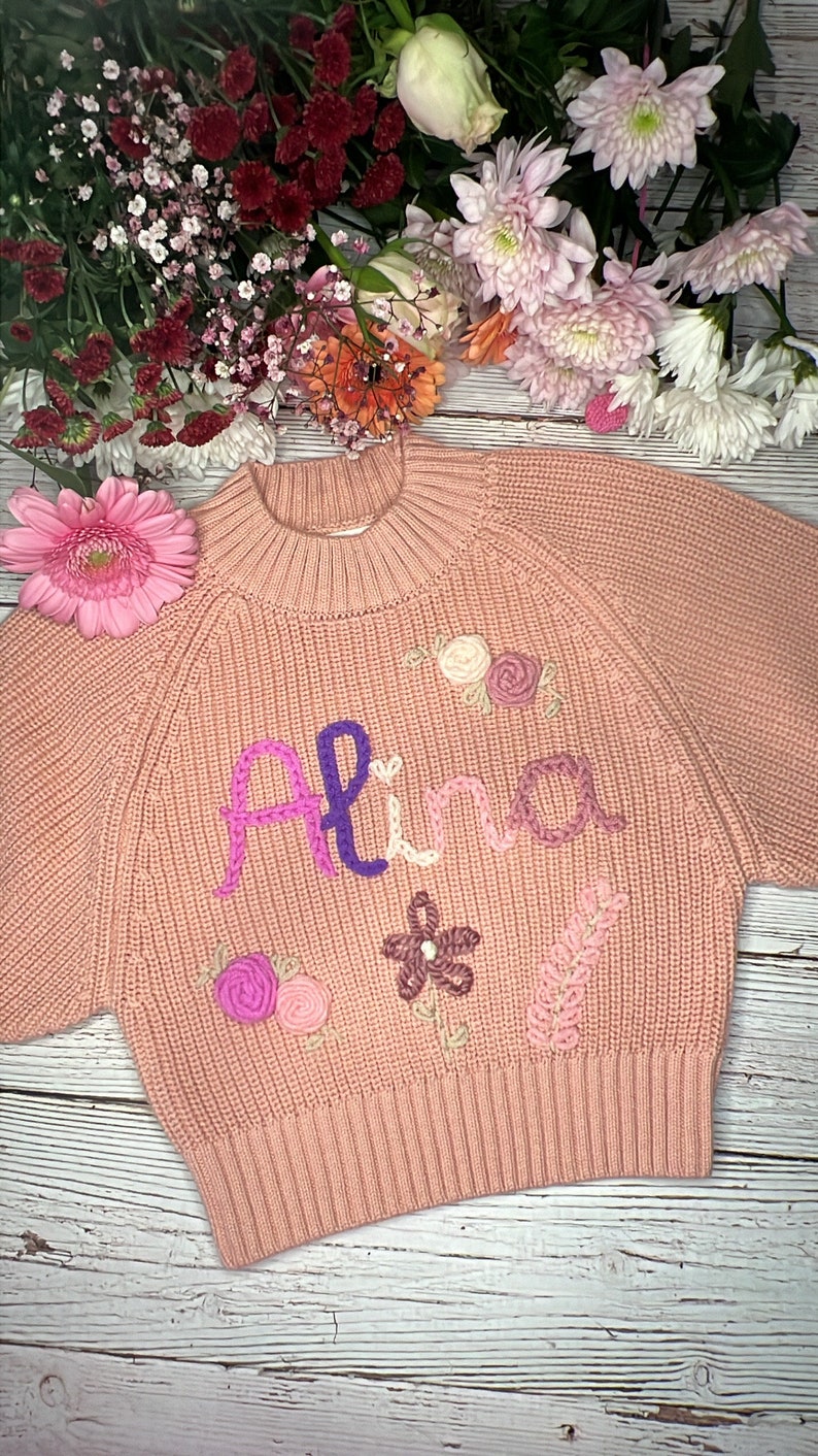 Pullover Handbestickt Blumen Buchstaben Rosen Name Personalisiert Geburtstag Baby Kind Initialen bestickt Handgemacht DIY Geschenk Mädchen Gestickter Name