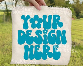 Mockup di maglietta per adulti Comfort Colors Ivory 1717 / Mockup per esterni / Mockup DTF / Mockup alla moda / Maglietta piegata con mano