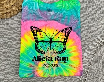 Camiseta Colortone 1000 Multi Color Tie Dye Maquete de arco-íris neon | Simulação de configuração plana | Modelo de camisa tie dye | Maquete estética hippie boho