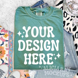 Komfort Farben hellgrün 1717 Erwachsene T-Shirt Mockup | Gefaltet MockUp | Shirt für Erwachsene Mock-Up | Boho | DTF MockUp | Trendiges Mockup | Flay Lay