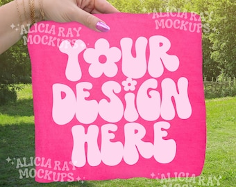 Komfortfarben Neon Pink 1717 Erwachsenen T-Shirt Mockup | Outdoor Mockup | DTF MockUp | Trendiges Mockup | Hand, die gefaltetes Hemd hält | Außen Mock