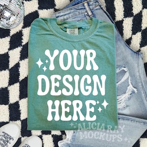 Komfort Farben hellgrün 1717 Erwachsene T-Shirt Mockup | Gefaltet MockUp | Shirt für Erwachsene Mock-Up | Boho | DTF MockUp | Trendiges Mockup | Flay Lay
