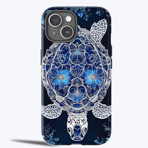 Könnte beinhalten: Eine blaue und weiße Handyhülle mit einer detaillierten Illustration einer Meeresschildkröte mit floralen Mustern. Die Schildkröte ist in Weiß umrandet und der Hintergrund ist dunkelblau mit weißen floralen Akzenten.