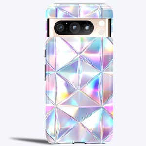 Puede incluir: Una funda para teléfono con un patrón geométrico holográfico en tonos de rosa, azul y morado. La funda tiene un borde negro y un recorte para el objetivo de la cámara.