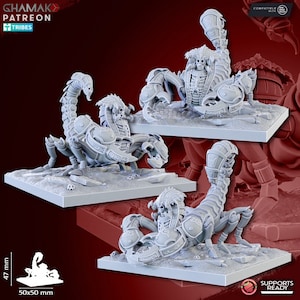 Könnte beinhalten: Drei graue 3D-gedruckte Skorpion-Miniaturen mit filigranen Details. Die Skorpione sind in verschiedenen Positionen dargestellt, wobei ein Skorpion auf seinen Hinterbeinen steht und eine Waffe hält. Die Miniaturen sind 47 mm hoch und 50 mm breit.