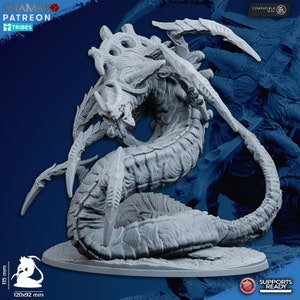 Könnte beinhalten: Eine detaillierte, graue, 3D-gedruckte Miniatur eines monströsen, serpentinenartigen Wesens mit einem großen, zahnigen Maul und mehreren Gliedmaßen. Die Kreatur ist in einer defensiven Haltung zusammengerollt, mit erhobenem Kopf und dem Schwanz um den Körper gewickelt. Die Miniatur ist für Tabletop-Spiele konzipiert und kompatibel mit One Page Rules.