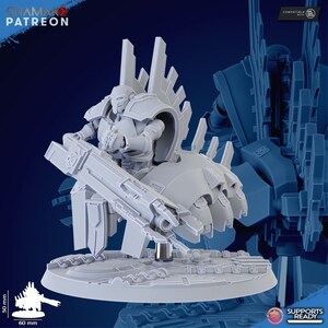 Könnte beinhalten: Eine graue, 3D-gedruckte Miniatur eines Roboters, der auf einem futuristischen Fahrzeug reitet. Der Roboter hält eine große Waffe. Die Miniatur ist kompatibel mit einem beliebten Tabletop-Kriegsspiel. Die Miniatur ist 50 mm hoch und 60 mm breit.