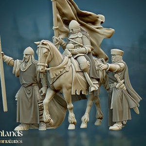 Könnte beinhalten: Drei Miniaturfiguren, zwei zu Fuß und eine auf einem Pferd, sind in einer Kampfszene in Szene gesetzt. Die Figuren sind in hellgrau bemalt und tragen mittelalterliche Rüstungen und Kleidung. Die Figur zu Pferd hält eine Flagge. Die Figuren stehen auf einem blauen Hintergrund.