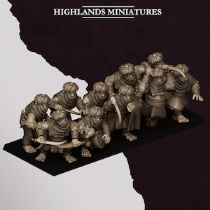 Könnte beinhalten: Eine Gruppe von neun unbemalten beigen Fantasy-Miniaturfiguren auf einem schwarzen rechteckigen Sockel. Jede Figur trägt einen Turban und eine Gesichtsbedeckung, einige halten geschwungene Schwerter und eine hält ein kleines Saiteninstrument. Text: HIGHLANDS MINIATURES.