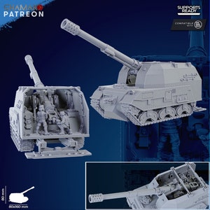 Könnte beinhalten: Ein graues 3D-gedrucktes Modell einer selbstfahrenden Haubitze. Das Modell wird aus verschiedenen Blickwinkeln gezeigt, darunter eine Schnittansicht des Inneren. Das Modell ist kompatibel mit dem "One Page Rules" System. Das Modell ist 80 mm x 160 mm groß.