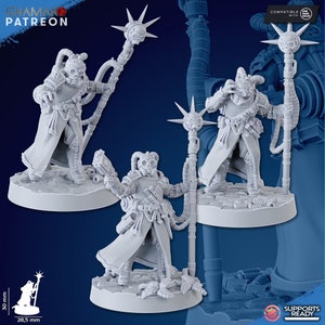 Könnte beinhalten: Drei graue Plastik-Miniaturfiguren einer Person mit Gasmaske und langem Mantel, die einen Stab mit einem Schädel an der Spitze hält. Die Figuren stehen auf runden Sockeln. Die Figuren sind kompatibel mit 28,5 mm Sockeln.