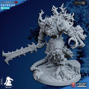 Könnte beinhalten: Eine detaillierte graue 3D-gedruckte Miniatur einer dämonischen Figur mit Hörnern, Krallen und einem Schwert. Die Figur steht auf einem felsigen Sockel und ist etwa 60 mm hoch.