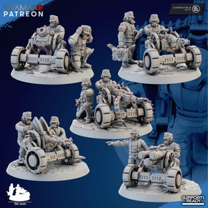 Könnte beinhalten: Sechs graue Plastik-Miniaturfiguren von Soldaten, die eine kleine Kanone auf einer Basis bedienen. Die Figuren sind in verschiedenen Action-Posen dargestellt. Die Kanone hat Räder und einen Lauf. Die Figuren sind kompatibel mit dem One Page Rules-System.