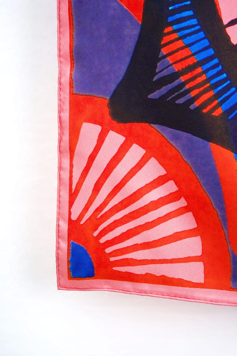 Tea House, 35 x 35, 100 Percent Silk, Hand Rolled, Vera Scarf bild 4