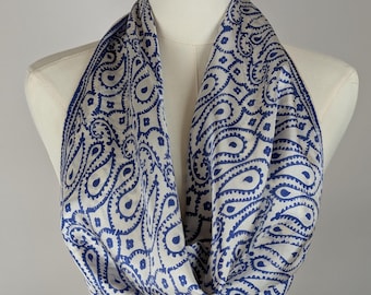 Vintage Vera Neumann sidenhalsduk: Blå paisleymönster, handrullad (61 cm)