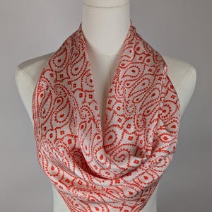 Pañuelo de seda vintage de Vera Neumann: cachemir rojo y blanco, hecho a mano