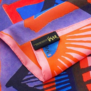 Tea House, 35 x 35, 100 Percent Silk, Hand Rolled, Vera Scarf bild 6