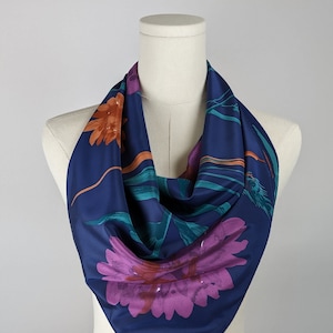 Bufanda vintage de Vera Neumann: Dalias florales, poliéster azul marino