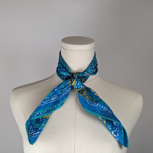 Bufanda vintage de Vera Neumann: mezcla de rayón y seda azul y amarillo (cuadrado de 57 cm)