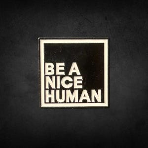 Spilla da bavero "Be A Nice Human" - Spilla da bavero della gentilezza, spilla con messaggio positivo, spilla smaltata ispiratrice, spilla da bavero edificante, spilla smaltata carina