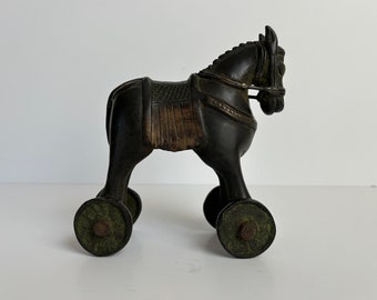 Figura di cavallo di Troia in bronzo antico, statua di Troia da battaglia in metallo vintage, statuetta del mito greco rotolante pesante, scultura d'arte decorativa su ruote
