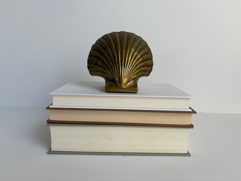 Fermalibri con conchiglia in ottone, fermalibri con conchiglie in metallo vintage, fermaporta a conchiglia smerlato di metà secolo, decorazione per libreria da spiaggia nautica immagine 6