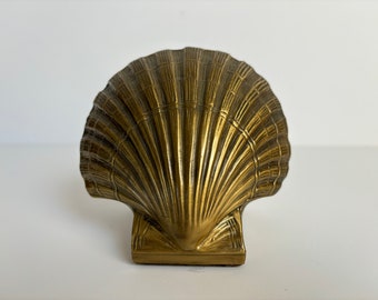 Brass Shell Bookend, Vintage Seashell Metal Scallop Book End, Midcentury Scalloped Clamshell Doorstop, Nautical Beach Bookshelf Décor