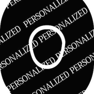 Könnte beinhalten: Schwarzes ovales Design mit dem Wort "PERSONALISIERT" in Weiß diagonal über die Oberfläche wiederholt. Ein weißer, unvollkommen gezeichneter Kreis befindet sich in der Mitte des Ovals.
