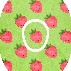 Op de afbeelding: Waterverfillustratie van de letter "O" gevuld met een patroon van rode aardbeien op een groene achtergrond. Een witte cirkel omcirkelt een aardbei in het midden. De aardbeien hebben groene bladeren en kleine donkere zaden.