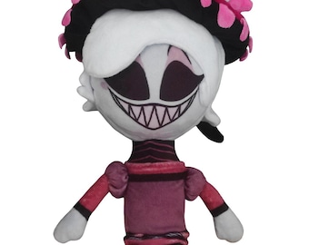 Puede incluir: Muñeca de peluche con cara blanca, ojos negros y una amplia sonrisa. Lleva un sombrero rosa y negro, un vestido granate y tiene guantes blancos y zapatos negros. La muñeca mide aproximadamente 30 cm de altura.