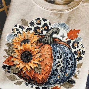 Può includere: Una tazza di ceramica bianca con manico nero e la scritta "But First, Coffee" in nero, in grassetto. La tazza è appoggiata su una superficie di legno.