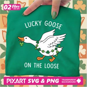 Puede incluir: Camiseta verde con una ilustración de un ganso blanco con una guirnalda de tréboles y un trébol en el pico. El texto dice "LUCKY GOOSE ON THE LOOSE". La imagen incluye el texto "PIXART SVG & PNG".