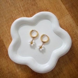 18K Vergoldetes Gänseblümchen Ohrringe, Huggie Goldohrringe, Hochzeitsohrringe, Brautohrringe, Brautjungfer Geschenk