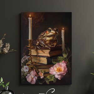 Puede incluir: Una pintura de una rana sentada sobre una pila de libros con dos velas encendidas a cada lado. La rana es de color marrón dorado y tiene ojos grandes y rojos. Los libros son viejos y desgastados, con algunas flores en el fondo.