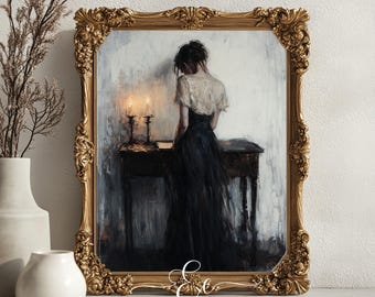 Op de afbeelding: Een schilderij van een vrouw in een zwarte jurk die voor een tafel staat met twee brandende kaarsen. Het schilderij is ingelijst in een gouden, sierlijke lijst.