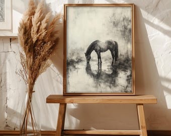 Peut inclure: Une peinture encadrée en noir et blanc d'un cheval buvant dans un étang. Le cheval est au premier plan et l'arrière-plan est une forêt floue. La peinture est sur un banc en bois.