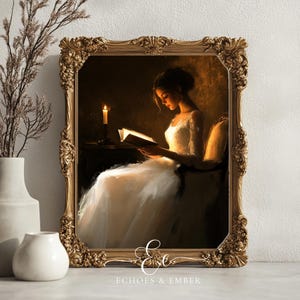 Op de afbeelding: Een vrouw in een witte jurk zit op een stoel en leest een boek bij kaarslicht. De scène is geschilderd in warme tinten en de uitdrukking van de vrouw is sereen.
